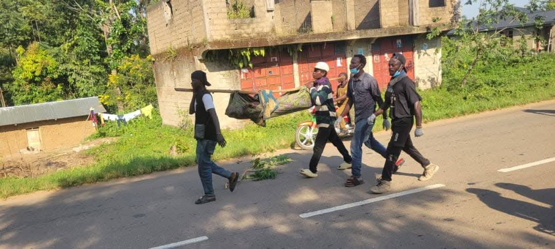 GeorgesKisando's tweet photo. Beni : .Les groupes de pression et mouvements citoyens de Beni ont annoncé une série de journées « ville morte » à partir de ce mercredi jusqu’à l’inhumation des victimes du massacre de Ngadi. Cette action vise à honorer la mémoire des personnes tuées, soutenir les familles endeuillées et dénoncer la persistance de l’insécurité dans la région.
Les organisateurs appellent également les autorités congolaises et leurs partenaires à renforcer la protection des populations civiles face aux violences armées.
Eka News