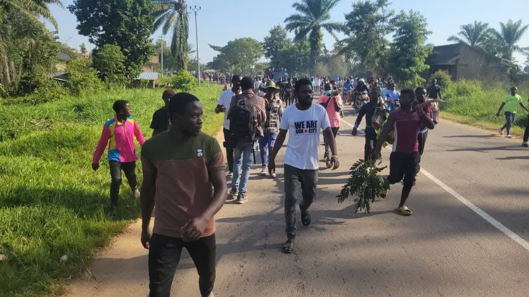 GeorgesKisando's tweet photo. Beni : .Les groupes de pression et mouvements citoyens de Beni ont annoncé une série de journées « ville morte » à partir de ce mercredi jusqu’à l’inhumation des victimes du massacre de Ngadi. Cette action vise à honorer la mémoire des personnes tuées, soutenir les familles endeuillées et dénoncer la persistance de l’insécurité dans la région.
Les organisateurs appellent également les autorités congolaises et leurs partenaires à renforcer la protection des populations civiles face aux violences armées.
Eka News