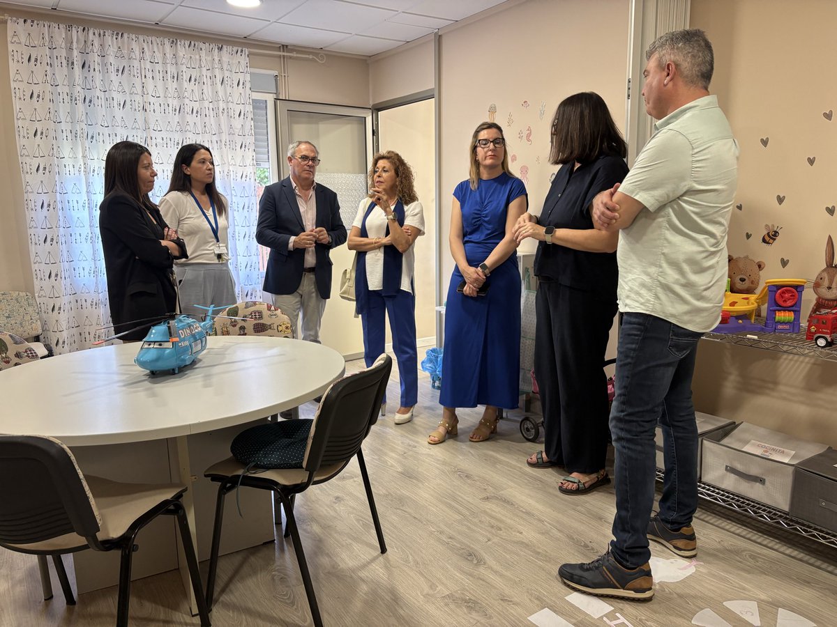 BienestarCLM's tweet photo. ¡Protegiendo el bienestar de la infancia! El @gobjccm cuenta con 9 Puntos de Encuentro Familiar (#PEF) en la región. Un ejemplo es Albacete, con 7 profesionales y 94 casos activos, logrando intervenciones eficientes gracias al modelo Agintzari. 🤝✨
#CastillaLaMancha #Infancia https://t.co/W3awZnMKfn