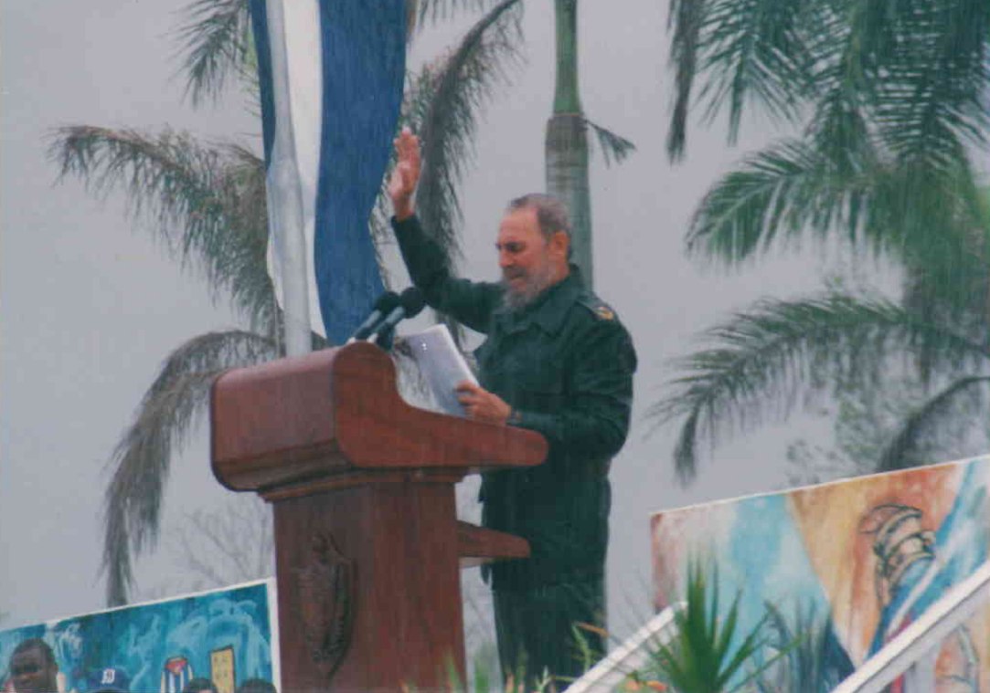 FSoldadodeIdeas's tweet photo. #Fidel en la Tribuna Abierta de la Revolución en protesta contra el bloqueo, las calumnias y las amenazas del gobierno de Estados Unidos contra Cuba, en Holguín, el 1 de junio de 2002

https://t.co/tmKApfuF0Q
#100AñosConFidel #Cuba #CubaSeDefiende #NoAlBloqueo #CubaPorLaPaz https://t.co/fPXRwBzRCd