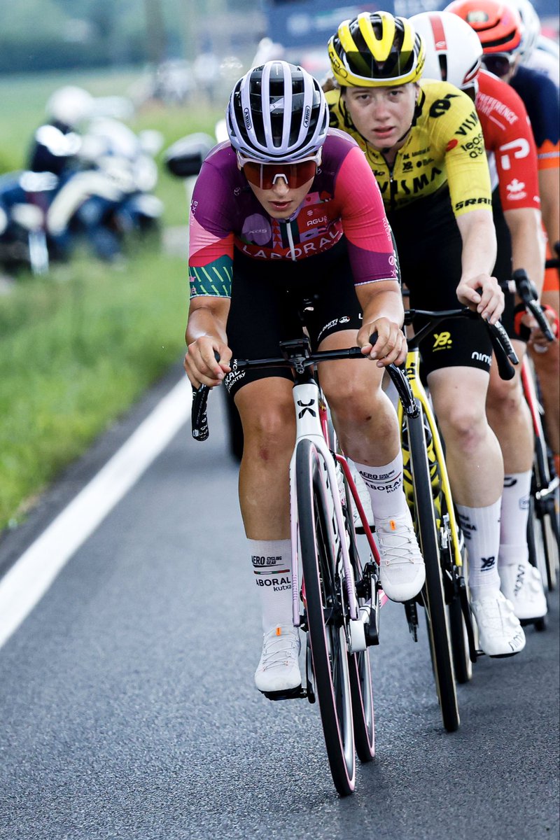 LABORALkTeam's tweet photo. #LaboralKutxaEuskadi 💜 #GiroWomen

Ihesaldi eguna @girowomen -en 🤩

Lasterketa plana oso ondo bete dugu gaur. Cristina Tonetti maila handiko ihesaldi batean eman du eguna eta ahalegin handia egin du lasterketako 30 kilometroetararte. Azkenengo 10 km-tan lasterketa mugitzen saiatuko gara Yuliia Biriukovak eta Tiril Jorgensen-en eraso gogorrekin. Bukaera goxoa izan da taldearentzat eta Debora Silvestrik 14. postua lortu du helmugan💪

El equipo ha cumplido muy bien el plan de carrera hoy. Cristina Tonetti ha pasado el día en una fuga de gran nivel y ha realizado un gran esfuerzo hasta los últimos 30 kilómetros de la carrera. En los últimos 10 kilómetros hemos intentado mover la carrera con los duros ataques de Yuliia Biriukova y Tiril Jorgensen. Un final muy dulce en el que Debora Silvestri ha sido 14ª en meta 💪

Lan talde bikaina 💜

📸 Sprint Cycling