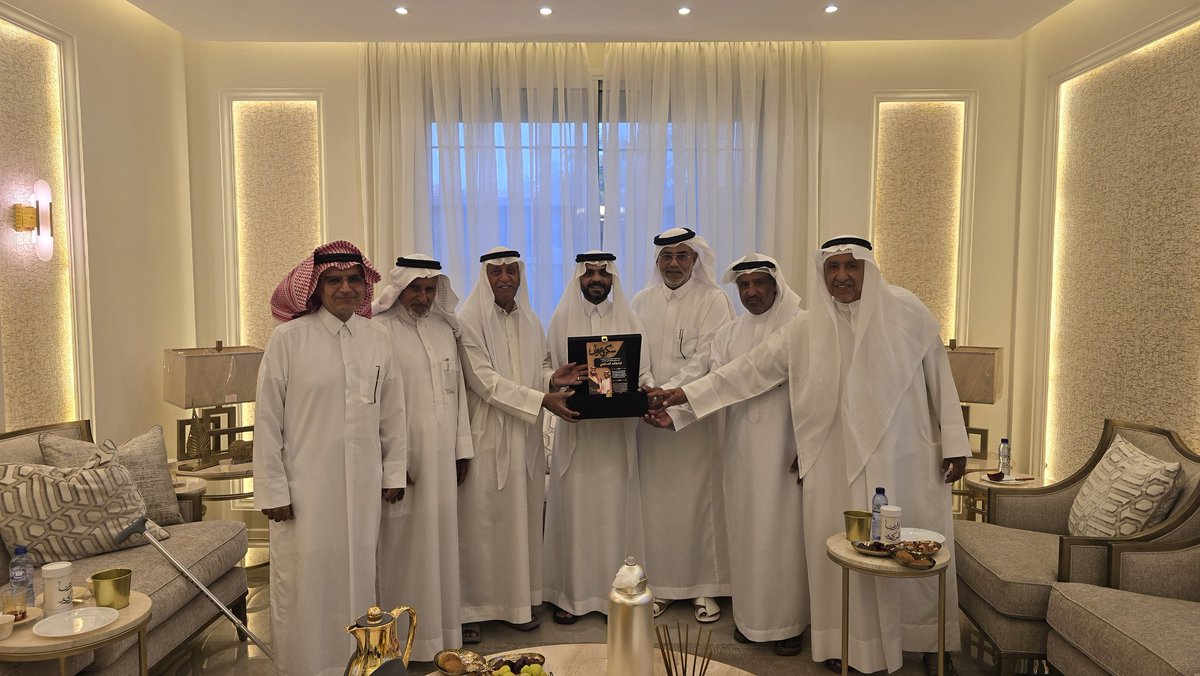 saadmdff's tweet photo. زار قروب النواخذة الكابتن خالد العطوي في منزله في زيارة أخوية تعكس التقدير والاحترام لما يقدمه من عمل وجهود في خدمة الرياضة السعودية مؤكدين دعمهم الكامل للمدرب الوطني وثقتهم الكبيرة في الكفاءات الوطنية القادرة على تحقيق النجاح والتميز.
كما قدم أعضاء القروب التهنئة للكابتن خالد العطوي بمناسبة صعود نادي الدرعية إلى دوري روشن السعودي متمنين له وللنادي دوام التوفيق والنجاح في المرحلة المقبلة وأن يواصل تحقيق الإنجازات ورفع راية المدرب الوطني عاليًا.
كل الأمنيات للكابتن خالد العطوي بمزيد من التألق والعطاء فهو نموذج مشرف للكفاءة الوطنية التي نفخر بها جميعًا.
#قروب_النواخذة
#خالد_العطوي
#الدرعية
