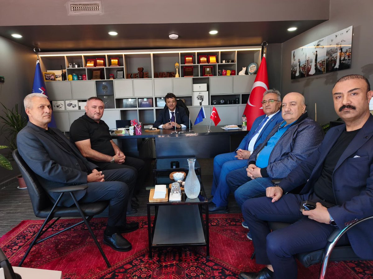K_Turkmenoglu_V's tweet photo. 📍VAN

Dijital sektörde başarı hikâyesi yazan, yenilikçi çalışmalarıyla şehrimize değer katan KEVE Ajansı ziyaret ettik.

Girişimcilik ruhu, üretkenliği ve dijital alandaki vizyoner yaklaşımlarıyla Van’ın gelişimine katkı sunan ekibe misafirperverlikleri için teşekkür ediyor, çalışmalarında başarılar diliyorum. 🚀✨

#Van #KEVEAjansı #DijitalDönüşüm #Girişimcilik