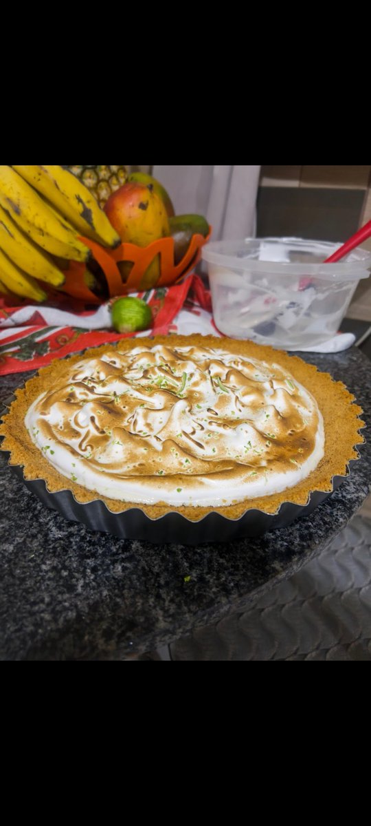 V0nx_'s tweet photo. Torta de maracujá/torta brownie surpresa de uva/ torta de limão que fiz pra ceia de natal e ano novo e o tartar da aula de carnes bovinas da faculdade

#DragBoxNaCozinha https://t.co/tuOCzvkFll