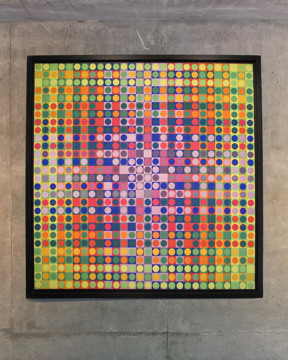 MuseoMACBA's tweet photo. ⭕️¿Sabías que, mucho antes de la aparición de la IA, lxs artistas ya programaban arte?

🔺Nos unimos a la #MuseumWeek 2026 en esta primera jornada, cuyo eje es “Museos x IA”, para recordar la visionaria propuesta del legendario pintor argentino Julio Le Parc.

Le Parc desarrolló una obra basada en el movimiento, la luz y la experimentación perceptiva, utilizando principios matemáticos y estructuras geométricas para crear experiencias en constante transformación.

🔺Anticipándose a los sistemas generativos contemporáneos, sus investigaciones sobre repetición, variación y participación del espectador ya proponían un arte abierto, dinámico y en permanente cambio, con la imprevisibilidad y adaptabilidad característica de la inteligencia artificial.

Así como hoy la IA combina datos y algoritmos para producir nuevas posibilidades, las obras de Le Parc construyen universos visuales donde cada recorrido activa formas distintas de percepción, proponiendo un arte que también funciona como un sistema vivo: sensible, participativo y siempre en movimiento.

🔺En las fotos, su obra perteneciente a la Colección MACBA expuesta en la muestra inaugural del museo, en diálogo con las obras de Francisco Sobrino Ochoa, Jöel Stein y Manuel Espinosa.

🖼️
Julio LE PARC
Serie 26 D
1979
Acrílico sobre tela
171 x 171 cm.
Colección MACBA

#AIMuseumsMW #IAMuseosMW #VamosAlMACBA #VamosAlMuseo #SomosContemporaneos #MuseosArgentina #BuenosAiresArte