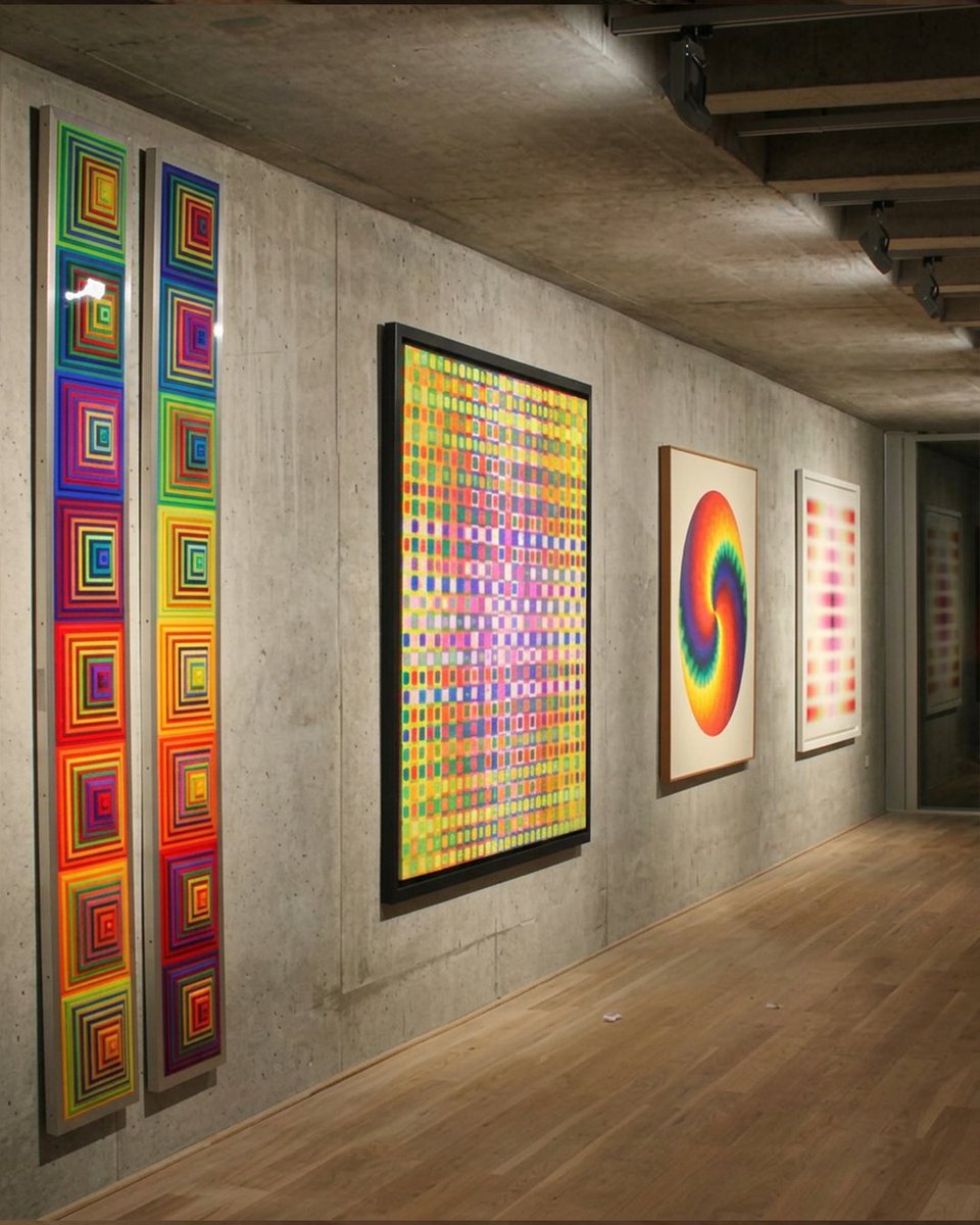 MuseoMACBA's tweet photo. ⭕️¿Sabías que, mucho antes de la aparición de la IA, lxs artistas ya programaban arte?

🔺Nos unimos a la #MuseumWeek 2026 en esta primera jornada, cuyo eje es “Museos x IA”, para recordar la visionaria propuesta del legendario pintor argentino Julio Le Parc.

Le Parc desarrolló una obra basada en el movimiento, la luz y la experimentación perceptiva, utilizando principios matemáticos y estructuras geométricas para crear experiencias en constante transformación.

🔺Anticipándose a los sistemas generativos contemporáneos, sus investigaciones sobre repetición, variación y participación del espectador ya proponían un arte abierto, dinámico y en permanente cambio, con la imprevisibilidad y adaptabilidad característica de la inteligencia artificial.

Así como hoy la IA combina datos y algoritmos para producir nuevas posibilidades, las obras de Le Parc construyen universos visuales donde cada recorrido activa formas distintas de percepción, proponiendo un arte que también funciona como un sistema vivo: sensible, participativo y siempre en movimiento.

🔺En las fotos, su obra perteneciente a la Colección MACBA expuesta en la muestra inaugural del museo, en diálogo con las obras de Francisco Sobrino Ochoa, Jöel Stein y Manuel Espinosa.

🖼️
Julio LE PARC
Serie 26 D
1979
Acrílico sobre tela
171 x 171 cm.
Colección MACBA

#AIMuseumsMW #IAMuseosMW #VamosAlMACBA #VamosAlMuseo #SomosContemporaneos #MuseosArgentina #BuenosAiresArte