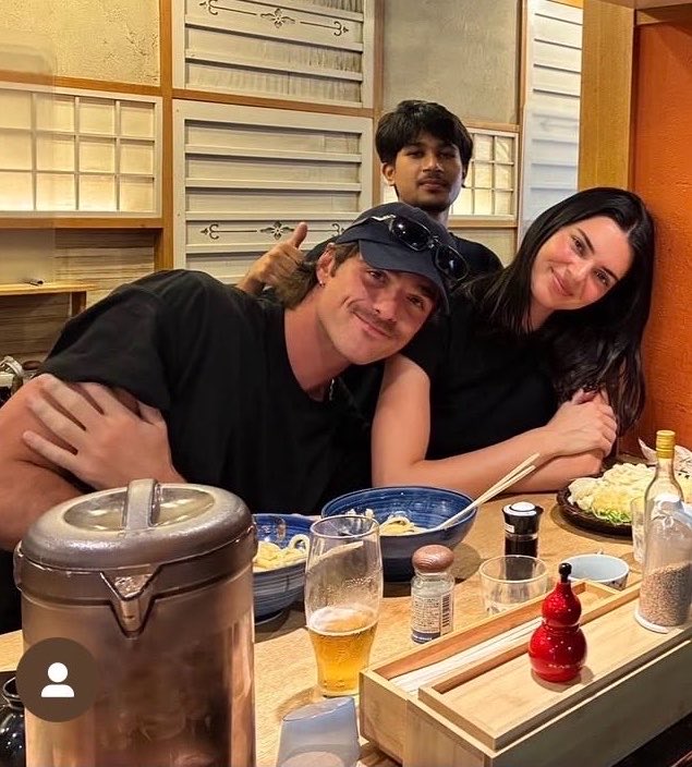 kenIordi's tweet photo. so there’s this long time married couple https://t.co/b7TXAdQWI0