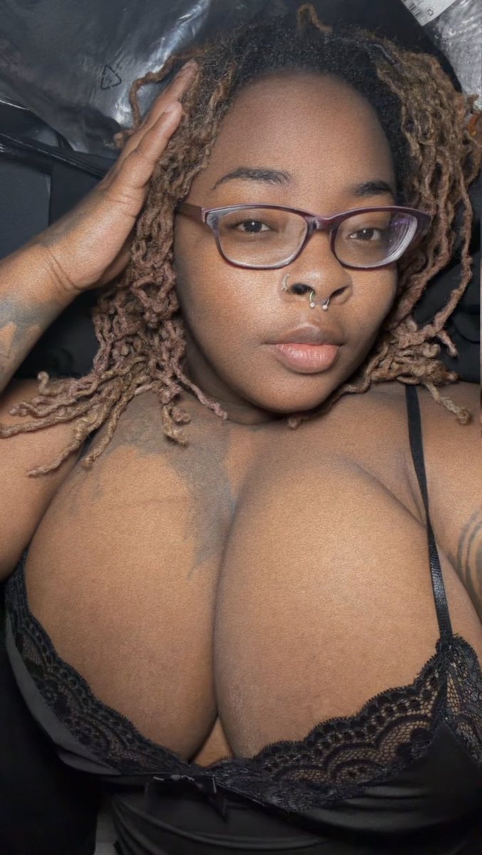 carsonkeishaa's tweet photo. Updating my "this her" pictures 🖤🤗 https://t.co/c5GWSnLxAD