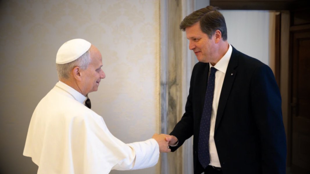UnaVoceSevilla's tweet photo. Eduardo de Habsburgo, ex embajador de Hungría ante la Santa Sede: "La Misa tradicional en latín transmite tanto la impresión como la realidad de raíces muy profundas

La singularidad del latín, la reverencia de los gestos: todo esto indica que lo que sucede es muy serio y sagrado. Creo que eso es lo que buscan los jóvenes si quieren construir sus vidas sobre bases sólidas"

(Del libro ´Descubriendo la Misa en latín: Una guía de viaje para los curiosos´ @EduardHabsburg )