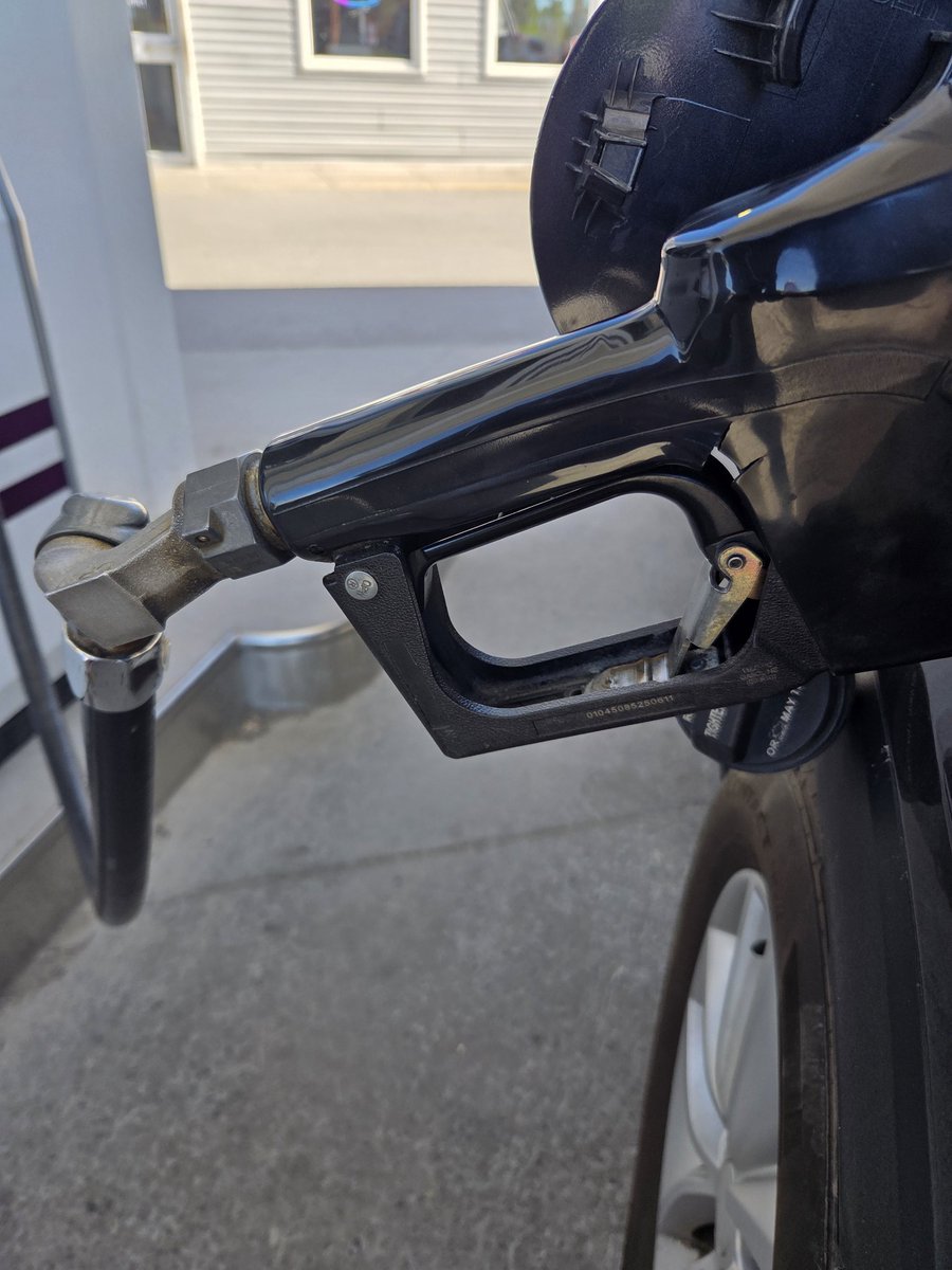 clitauvife's tweet photo. Je vient de gazer en Ontario....
Ici , bizarrement,  Trompe a pas d effet sur le prix , ni les maudits détaillants 

En prime, j'ai mis ma vie en jeu en utilisant la clanche de remplissage automatique,  interdite au Québec ! https://t.co/8l6Fd2h8jG