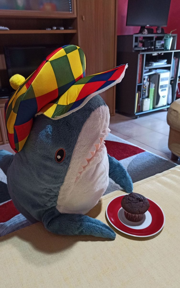 GiraffaV's tweet photo. A chocolate muffin, a smile, and my hat.
The afternoon starts off right!

#IKEAのサメ #ikeashark #stuffedtoy #blåhaj #brioches #italy #peluches #stuffedanimals #blahaj #homesweethome #lasagna #muffin #chocolate #smile #hat #afternoon #start #june #tuesday https://t.co/y0uVJJNsxj