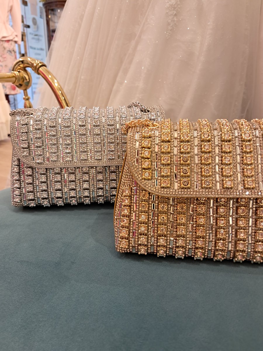 Novias_Mary's tweet photo. Carteras de mano tipo clutch, decoradas con cristales brillantes. Una es en tono dorado champagne y la otra en plateado, ambas con acabado glamuroso ideal para bodas, fiestas o eventos de noche.

👉 https://t.co/qZYK5oH5Ax 👈

#NoviasMaryBilbao #CarterasDeMano #Clutch https://t.co/hsxwoBOAdp