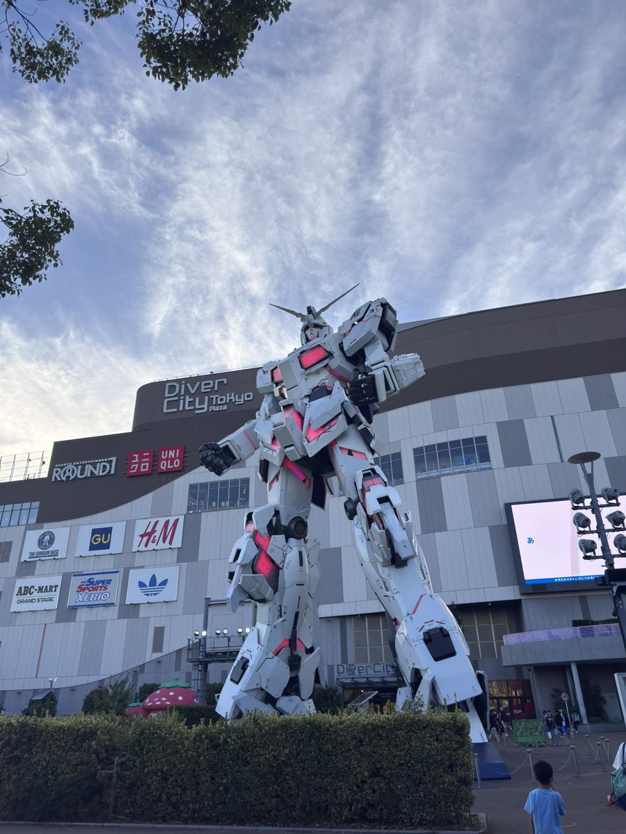 sirfarfetched's tweet photo. 今天有順便看一下鋼彈
但我沒有去逛商店，我不想行李太多

藥妝就很大包了… https://t.co/P40vDrJwSE