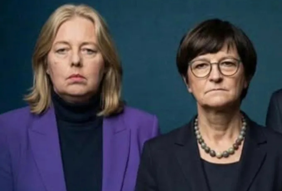 zukunft37's tweet photo. Zwei, die optimistisch in die Zukunft blicken.
Zwei, deren gewinnendes Lächeln die Herzen öffnet.
Zwei, deren berufliche Erfahrungen in der Politik ein Segen sind.
Zwei, die ihre Partei weit nach vorne brachten.
Zwei, die aus guten Gründen Karriere machten.
Zwei besondere Frauen mit besonderen Visionen! 🥳😂