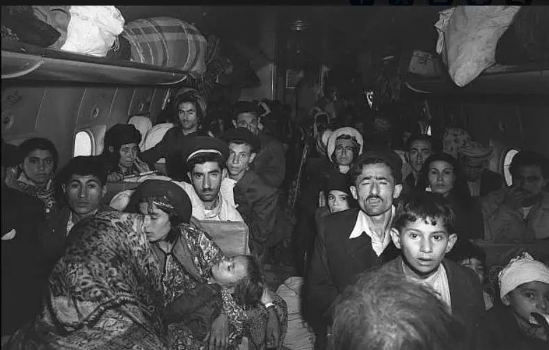 pacini_pierre's tweet photo. Alerte ‼️ mensonge : le farhoud dément le mythe de la cohabitation heureuse dans les pays arabes avant 1948. 

Ils osent encore nous parler de la « vie magnifique » des juifs dans les pays arabes. Cette fable douceâtre qu’on sert à chaque fois qu’on veut effacer la vérité.
En juin 1941, Israël n’existait pas encore – il ne naîtra que sept ans plus tard, en 1948. Pourtant, le Farhoud éclatait à Bagdad. Pas une simple « émeute ». Un déchaînement de barbarie : des foules musulmanes, excitées par la propagande nazie et le nationalisme arabe, qui envahissent le quartier juif pendant la fête de Shavuot.
Des bébés écrasés contre les murs, des jeunes filles violées puis jetées du haut des toits, des hommes castrés en public, des synagogues incendiées, des boutiques pillées jusqu’au dernier clou. Entre 150 et 180 Juifs assassinés en deux jours, plus de 600 blessés, des centaines de viols, et près de 1 500 maisons et commerces pillés ou détruits. Tout cela sous le regard complice ou impuissant des autorités irakiennes.
Et pourtant, certains osent encore nous dire, avec un sourire paternaliste : « Mais avant, c’était le paradis ! Les juifs vivaient si bien chez nous ! »
Le paradis ? Celui où, du Maroc à l’Irak, en passant par la Libye, l’Égypte et le Yémen, les communautés juives millénaires ont fini par être chassées ? Où, au total, près de 850 000 Juifs ont été contraints à l’exil, spoliés de leurs biens, de leurs maisons et de leur histoire après des siècles de présence ?
Le Farhoud n’était pas une exception. C’était le signal. Le moment où le masque est tombé. Ce jour-là, les juifs d’Irak ont compris que leur « âge d’or » n’avait été qu’un sursis fragile, révocable à la première crise.
Alors aujourd’hui, 85 ans plus tard, face à ceux qui continuent de vendre ce conte de fées pour mieux délégitimer Israël et victimiser les bourreaux, nous répondons :
Non. Vos ancêtres n’ont pas été des hôtes exemplaires. Ils ont été, trop souvent, des persécuteurs. Et les juifs qui ont fui, dépouillés de tout, pour reconstruire leur vie ailleurs – souvent en Israël – ne vous doivent aucune reconnaissance. Ils vous doivent seulement le souvenir.
Le Farhoud n’est pas une anecdote. C’est le cri étouffé de plus d’un million de juifs arrachés à leur terre natale. Un cri que certains veulent encore faire taire en vantant la « coexistence pacifique ».
Nous n’oublierons pas. Ni le sang versé à Bagdad en 1941, ni le mensonge qui persiste en 2026.