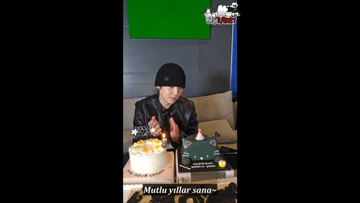 BTSTurkey's tweet photo. [ÇEVİRİ] [09.03.2026] Suga Weverse Live - HBD SUGA

Çeviri: noli
Kontrol: kıley

👉 https://t.co/OJeaiK6y84

İyi seyirler~ 🎂🎉 https://t.co/nYNeG6sx4L