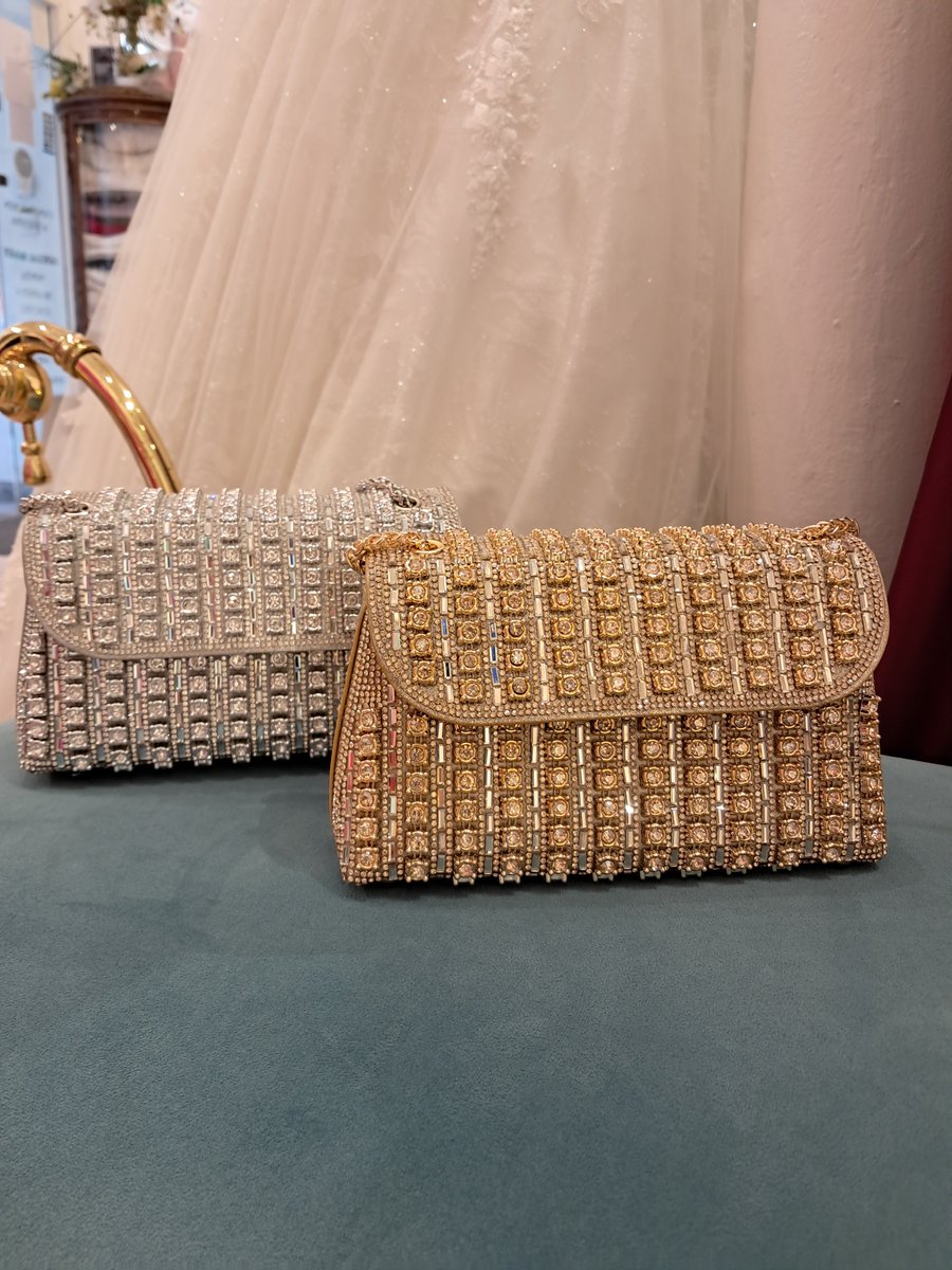 Novias_Mary's tweet photo. Carteras de mano tipo clutch, decoradas con cristales brillantes. Una es en tono dorado champagne y la otra en plateado, ambas con acabado glamuroso ideal para bodas, fiestas o eventos de noche.

👉 https://t.co/qZYK5oH5Ax 👈

#NoviasMaryBilbao #CarterasDeMano #Clutch https://t.co/pvk4MnoLYH
