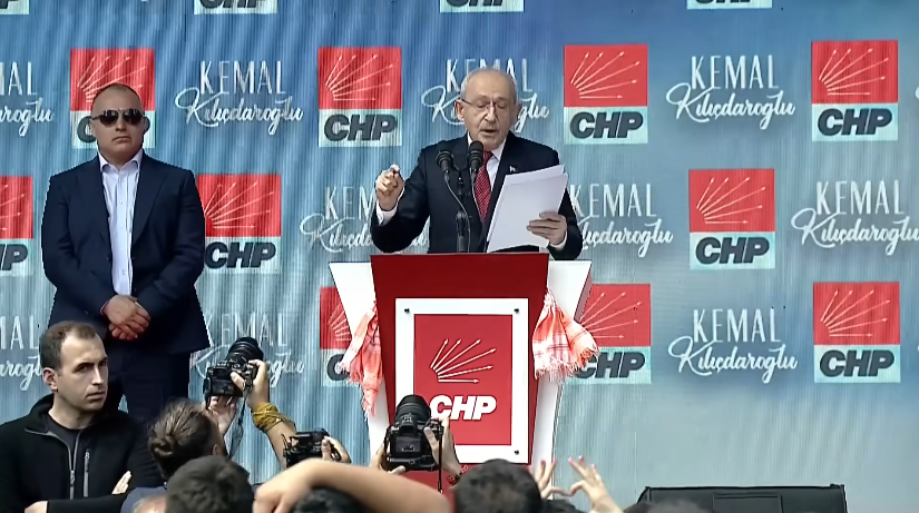 Medyalanlar's tweet photo. Kılıçdaroğlu, eskiden ister grup toplantısında, ister basın toplantısında, ister mutfak konuşmasında olsun hep ezbere konuşur nadiren kağıttan okurdu.
Bayramlaşmada ise sanki bilmediği konularmış, son anda eline tutturulmuş gibi kağıda bakmadan konuşamadı.
#kiminaklı #kimyetkili https://t.co/qMQz3iGcgD