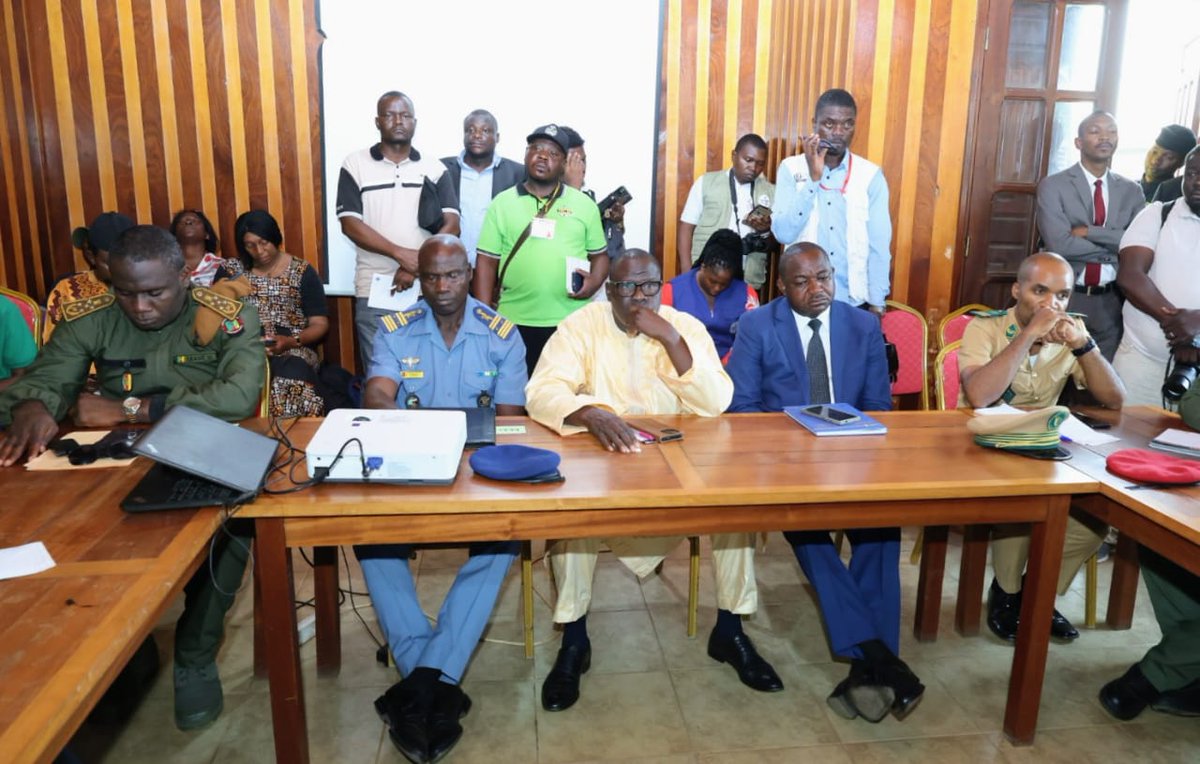 MinatDivcom's tweet photo. The attention of the Minister of Territorial Administration has been drawn to the illegal exploitation of minerals in the East Region, exposing civilians to landslides. In a security meeting in Bertoua, June 1, MINAT called on miners to operate under the law, uphold civil defence https://t.co/eNGozocpTx