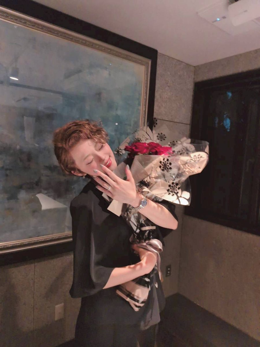 Hanao_chokomini's tweet photo. 【ご報告】

2026.06.01🌹

初めて出会った日から3年記念日にプロポーズしてもらいました💍 https://t.co/OD3Y5zjdrt