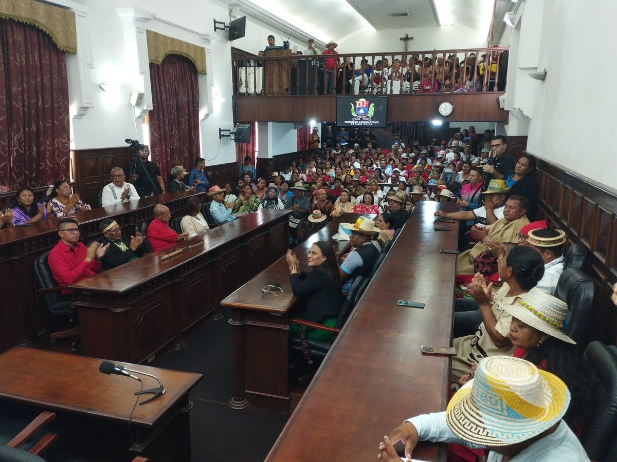 Clezulia's tweet photo. #Ahora *Encuentro de los Pueblos Indígenas de la región de Occidente*  
Lugar: Salón de Sesiones del Palacio Legislativo https://t.co/5PqIM5bB7I
