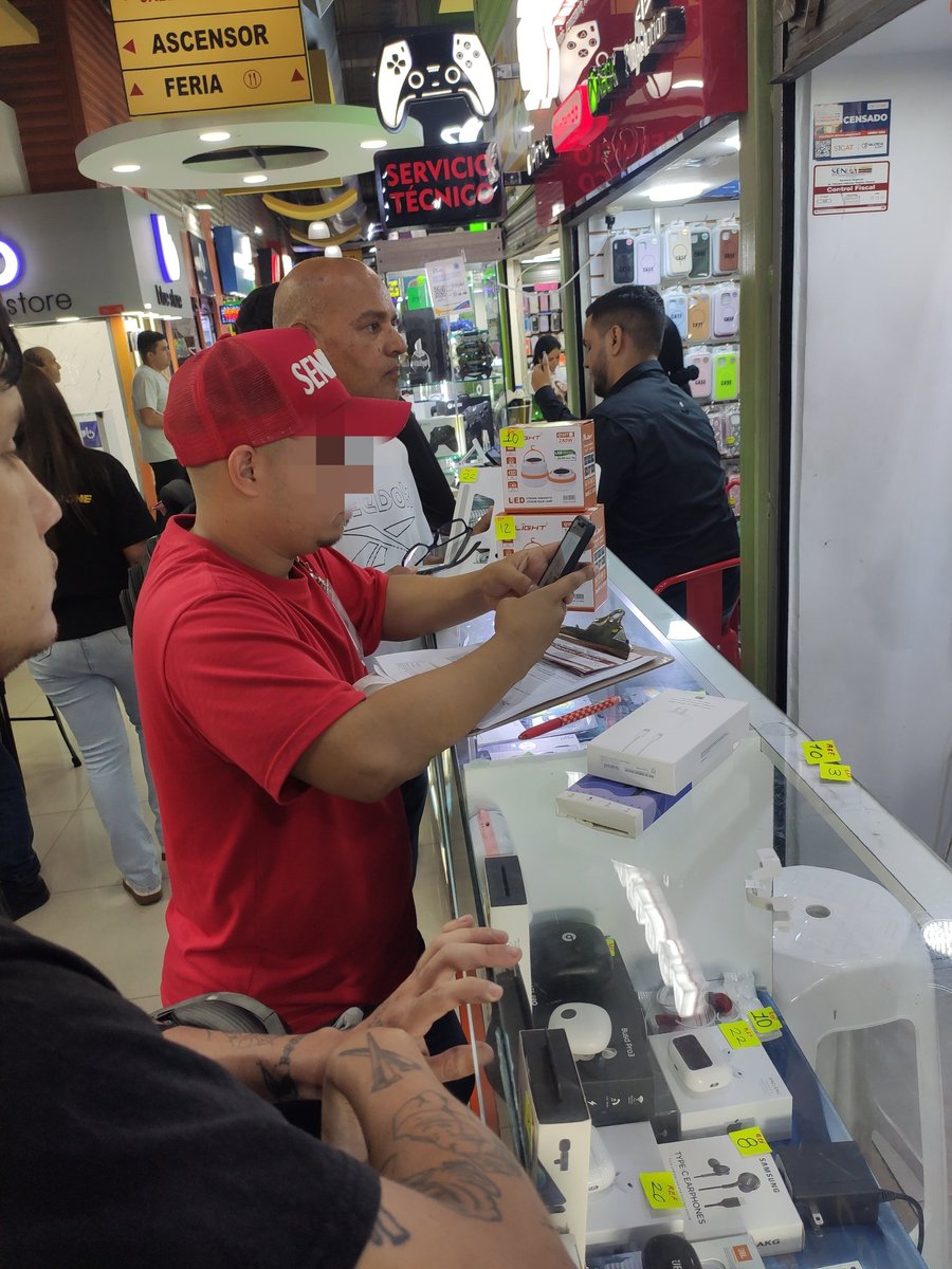 gonates's tweet photo. Los operativos del SENIAT siempre terminan en sobornos. 

40 $ dió un comerciante para saltarse una multa.

11:45 a.m.
C.C. Gran Bazar Centro, Valencia Edo. Carabobo https://t.co/UAn5PvGuhd