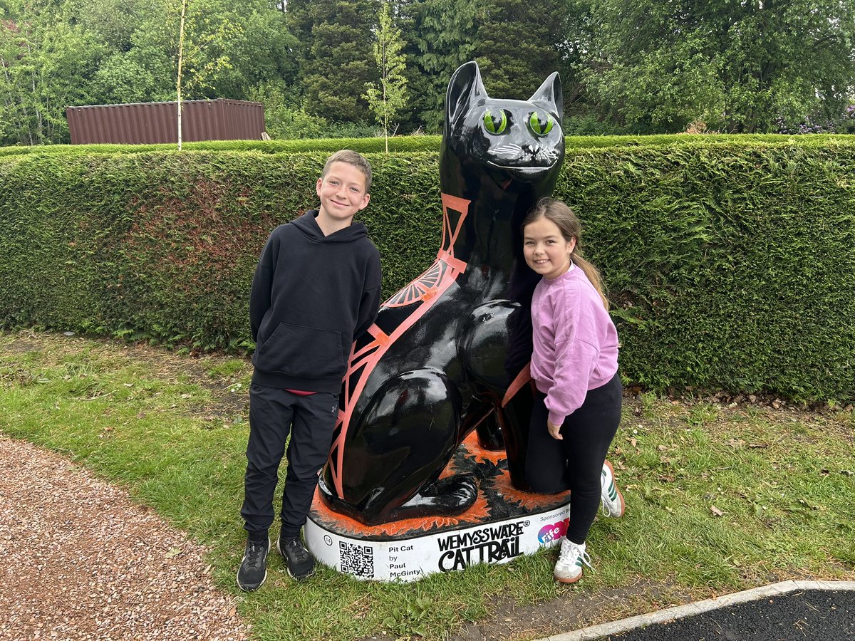Broon374's tweet photo. #TreeClub last cat found today in Dunnikier Park, depicting our history with mining. 12/17. Remainder in outlying villages so too far to walk. For scale, grandkids in photo. @WoodlandNomad @CopMoustache @dontforgetchaos @MaitlandKelly1 @Lyndacakebaker @fuzzyweebear @elainew33 https://t.co/WuughCyNuk