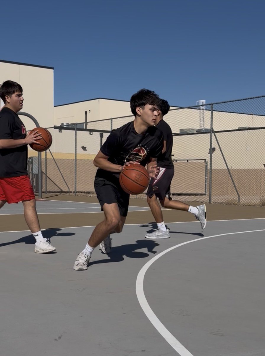 ElDoHoops's tweet photo. Morning work on the blacktop! #AWTWD #OCC 🔺 https://t.co/AvVi0ywe0b