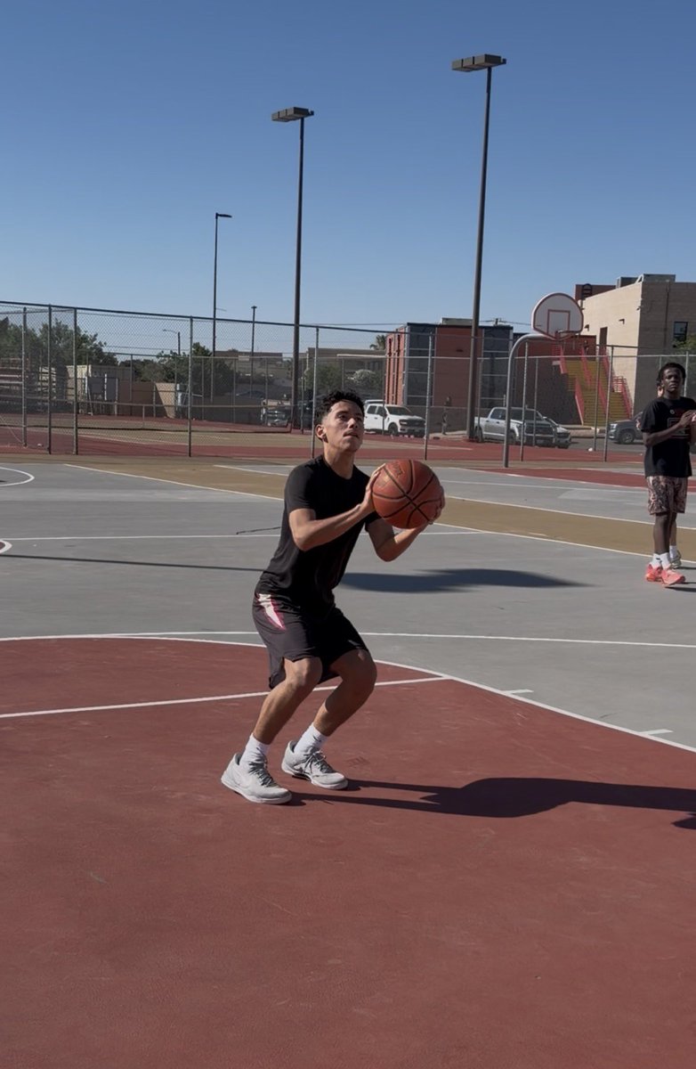 ElDoHoops's tweet photo. Morning work on the blacktop! #AWTWD #OCC 🔺 https://t.co/AvVi0ywe0b