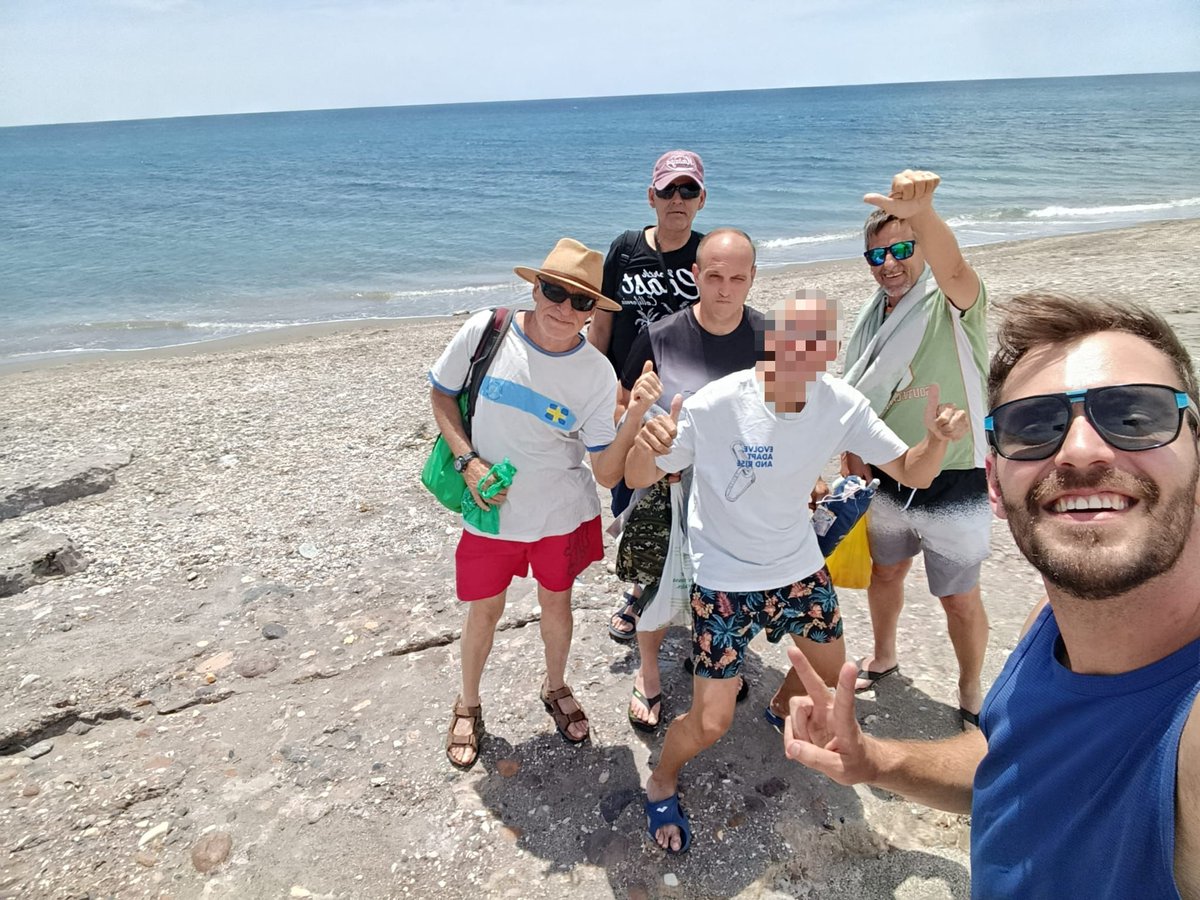 aNOESSO's tweet photo. 🌞Aprovechando el buen tiempo, las personas usuarias de VSR han disfrutado de una agradable salida a la Playa de Torregarcía.

🌟🌸Han conocido parte del entorno y su riqueza cultural, visitando la Ermita de la Virgen del Mar y los yacimientos romanos de la zona. https://t.co/gYHqFOe48I
