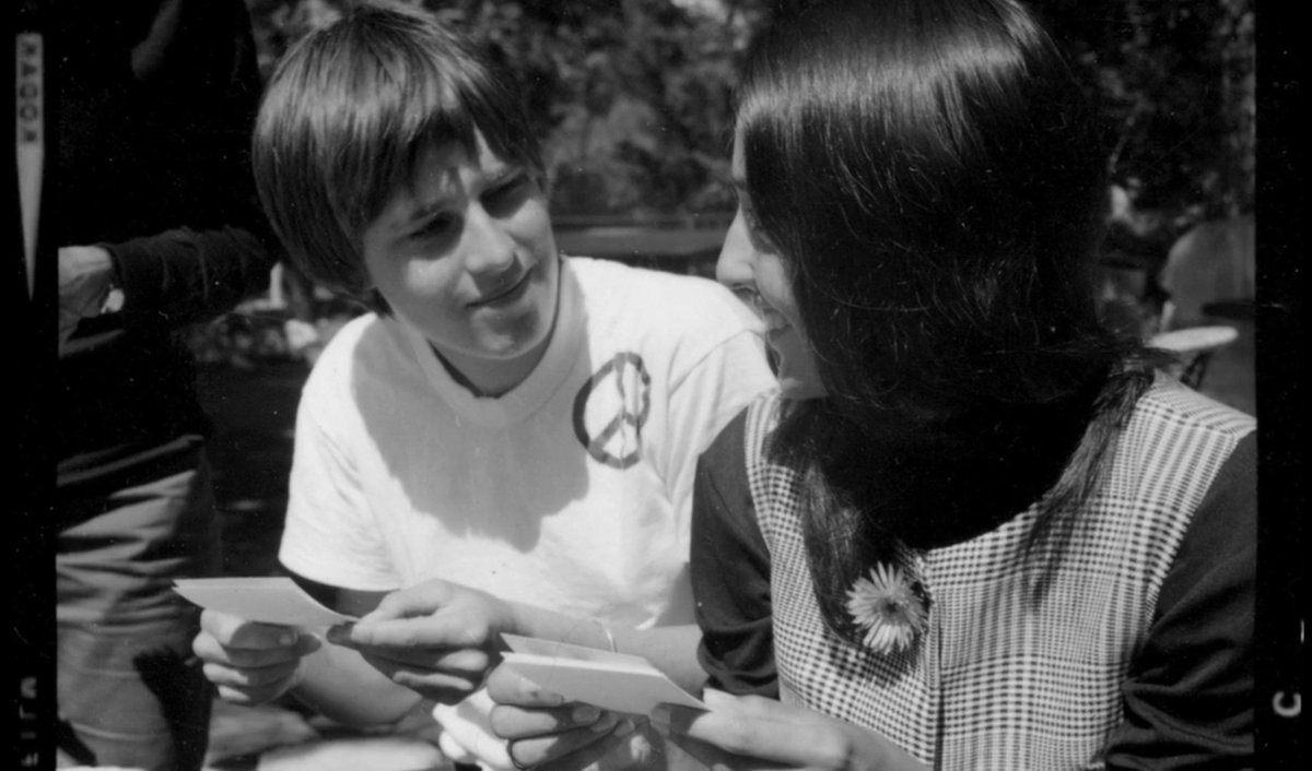 silksofbohemia's tweet photo. Joan Baez photographed with her then-girlfriend, Kim ‘Kimmie’ Chappell, 1963. https://t.co/WP90m4LGQe