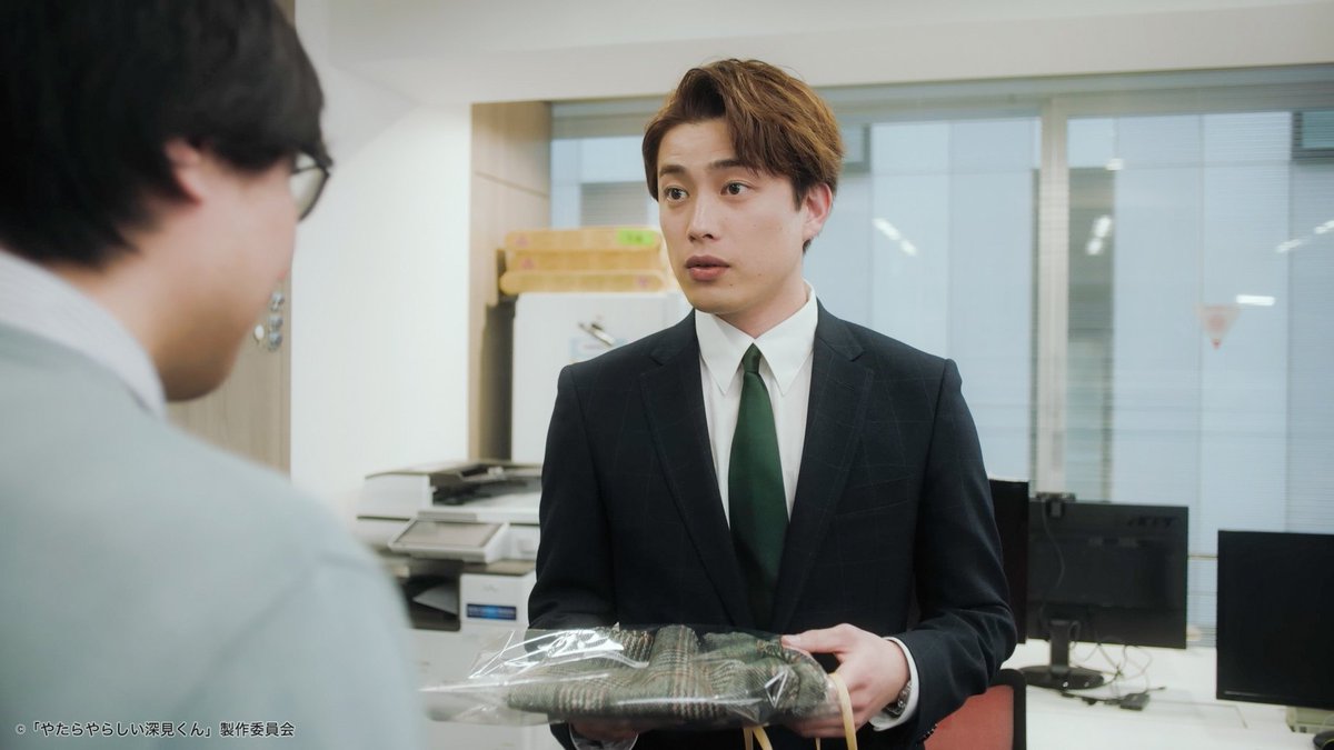 DMMTV_PR's tweet photo. 『やたらやらしい深見くん』
#DMMTV で第9話配信開始🎬️

《あらすじ》
別れたまま迎える転勤の日が近づく中、梶は深見が選んだ餞別のマフラーを手にし、断ち切れない想いを痛感する。
抑えきれない感情のまま互いを求め合う二人は⋯。

���演：#宮崎湧 #樫尾篤紀 他

最新話の視聴はツリーから👇🏻 https://t.co/FrI5AFR8bz