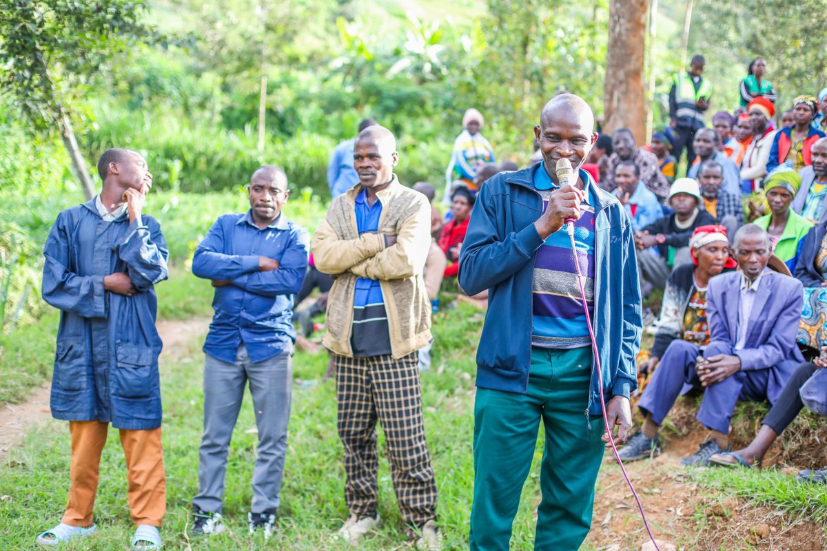 GakenkeDistrict's tweet photo. Bagiranye ibiganiro byibanze ku kongera umusaruro w'ubuhinzi, kwimakaza isuku, kwishyura ubwisungane mu kwivuza, kwizigama, kwimakaza ubumwe n'ubudaheranwa, kwirinda amakimbirane yo mu muryango. Banahawe umwanya wo gutanga ibitekerezo, ibyifuzo n'ibibazo bihabwa umurongo. https://t.co/CRVdecWqfN