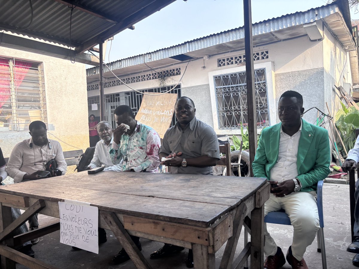 FellyMbula3's tweet photo. 🆘🚨Centre de Santé de Référence MAZIBA : le Ministre provincial de la Santé de Kinshasa au chevet des préoccupations du personnel

📌Le Ministre provincial de la Santé de la Ville de Kinshasa, Dr Gongo Abakazi Patricien, a effectué, cet après-midi, une mission d’inspection et d’écoute au sein du Centre de Santé de Référence MAZIBA, situé dans la commune de Matete.

📌Cette descente de terrain s’inscrit dans le cadre de la recherche de solutions appropriées aux préoccupations exprimées par les agents de santé, notamment celles relatives à des allégations de mauvaise gestion et de présumés détournements de fonds impliquant certains membres du comité de direction de la structure.

📌À l’issue des échanges avec le personnel, le Ministre a réaffirmé sa détermination à faire toute la lumière sur cette situation. Il a instruit les services compétents de son ministère de lui soumettre, dans un délai de 48 heures, un rapport circonstancié assorti de recommandations concrètes en vue de la prise de mesures appropriées.

📌Le Dr Gongo Abakazi Patricien a également rassuré les agents de sa volonté de suivre de manière rigoureuse l’évolution du fonctionnement de cette formation sanitaire. À cet effet, il a annoncé la mise en place d’un mécanisme d’évaluation trimestrielle des animateurs et gestionnaires de la structure. Tout responsable dont les performances ne répondraient pas aux exigences de bonne gouvernance, de transparence et d’efficacité sera remplacé conformément aux dispositions administratives en vigueur.

Cette démarche traduit l’engagement des autorités sanitaires provinciales à promouvoir une gouvernance responsable des établissements de santé et à garantir un environnement de travail favorable à l’amélioration continue de la qualité des soins offerts à la population.

Fait à Kinshasa, le 1er juin 2026 à 15h55

Dr Bakandi Mbula Felly