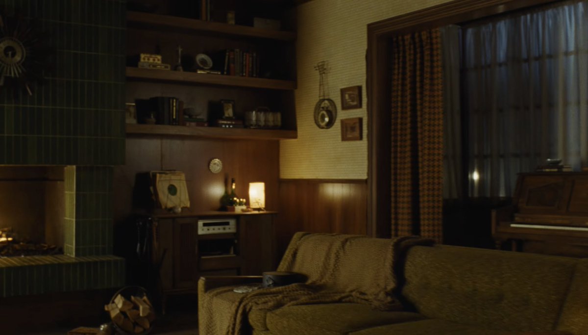 eternalkenn's tweet photo. Everything I’ve noticed from the ‘hate that i made you love me’ music video 👀

• Freak - a possible album track from petal
• Happy 8th Anniversary - ‘petal’ is her 8th album
• Living Room looks similar to ‘We Can’t Be Friends’ music video
• at first, she was buried with traumas and insecurities but in the end, she buried the people who traumatized her and made her insecure, potentially her past friends, fans, etc.