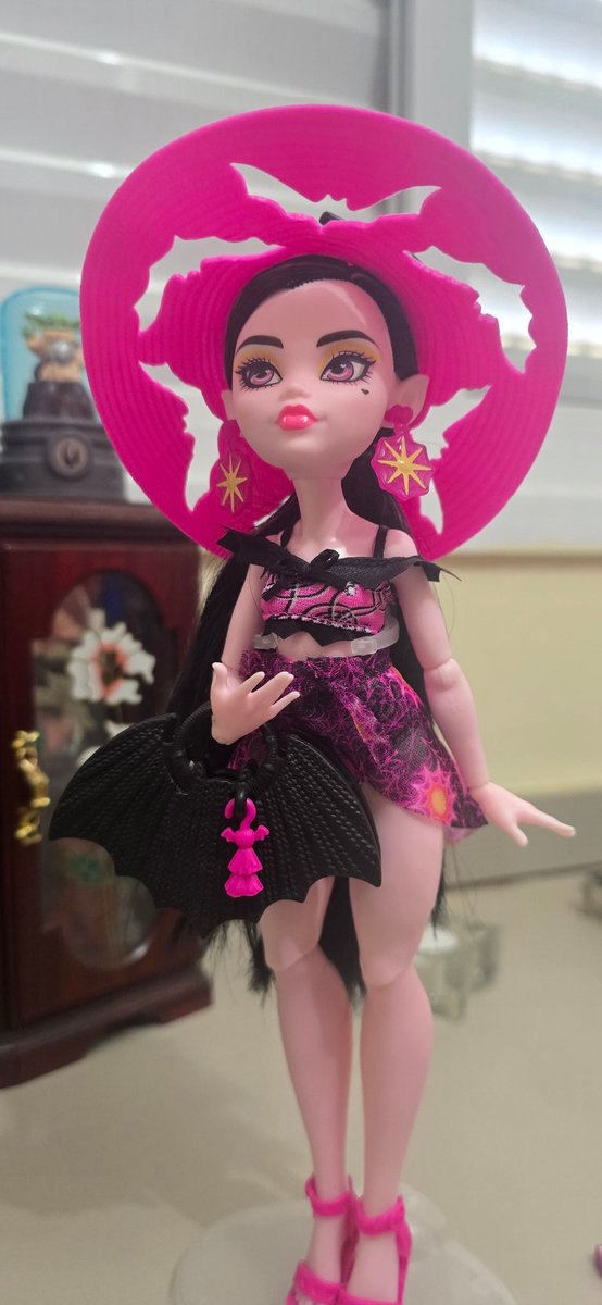 Luvhxngjoong's tweet photo. Vendo / Venda Draculaura Monster high 
250+frete
Envio vídeo no pv
Tenho feedbacks positivos no Instagram @Luvhxngjoong https://t.co/iQak1vZkW4