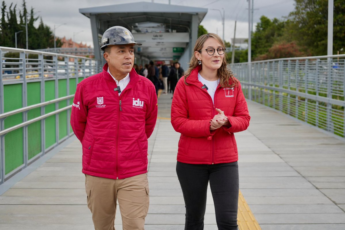 OrlandoMolanoP's tweet photo. Seguimos mejorando la movilidad de Bogotá. Hoy, con la gerente de @TransMilenio, @Maferoc, habilitamos las ampliaciones de las estaciones Calle 187 y Terminal, que ahora cuentan con más espacio, nuevos vagones y una mejor experiencia para más de 21 000 usuarios diarios.

Ya son 8 las estaciones ampliadas durante esta Administración. Nuestro compromiso es seguir entregando obras que mejoran la calidad de vida de los ciudadanos y hacen más eficiente el sistema de transporte de la ciudad. 

Así nos lo ha pedido el alcalde @CarlosFGalan y hemos seguido sus instrucciones, para beneficiar también a los usuarios de este medio de transporte.