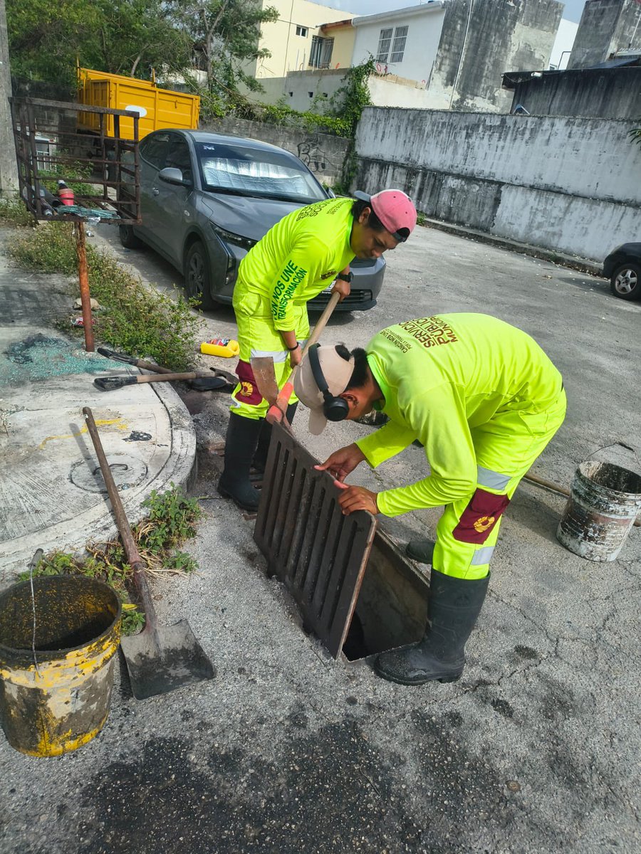 AytoCancun's tweet photo. 🌧️ Ante la presencia de lluvias, nuestro equipo de @ServPublicosBj realiza labores permanentes de limpieza y desazolve de captadores pluviales para favorecer el flujo adecuado del agua y ayudar a prevenir encharcamientos.
(1/2) https://t.co/S7dXkQ1X0c