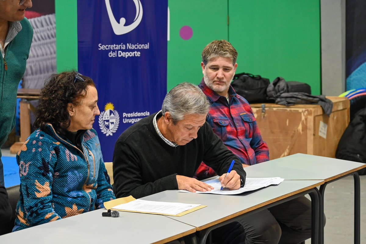 ISEF_UdelaR's tweet photo. 🤝 Firmamos un acuerdo entre la Secretaría Nacional de Deporte y el Instituto Superior de Educación Física por formación inicial. 

Se trata de un acuerdo de cooperación para la implementación de un curso de certificación en formación inicial en el ámbito del deporte federado. https://t.co/bL9AINT2C5