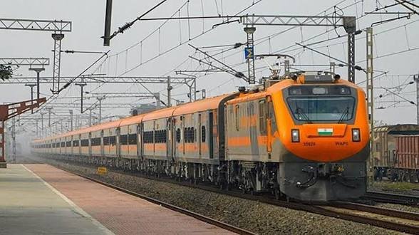 Ind2news's tweet photo. 🚨 BREAKING: VANDE BHARAT GOES GLOBAL 🇮🇳🌍

🚄 India exploring exports of indigenous Vande Bharat trains
🏭 Major boost for railway manufacturing
🌐 New opportunities in international rail markets

👉 Make in India now rolling onto the world stage 🔥🚀

#VandeBharat #MakeInIndia https://t.co/s6i7UIWtYL