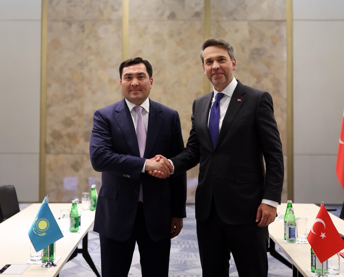 aBayraktar1's tweet photo. Bakü’de, Kazakistan Enerji Bakanı Sayın Yerlan Akkenzhenov ile bir araya gelerek verimli bir görüşme gerçekleştirdik.

Görüşmemizde, Türk dünyasının iki güçlü ülkesi olarak enerji alanındaki ortak projelerimizi, hidrokarbon iş birliğimizi ve Orta Koridor'un enerjideki stratejik rolünü kapsamlı bir şekilde değerlendirdik.