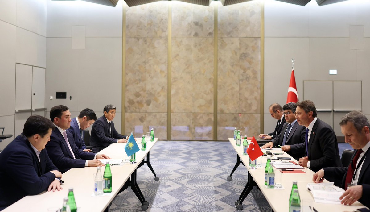 aBayraktar1's tweet photo. Bakü’de, Kazakistan Enerji Bakanı Sayın Yerlan Akkenzhenov ile bir araya gelerek verimli bir görüşme gerçekleştirdik.

Görüşmemizde, Türk dünyasının iki güçlü ülkesi olarak enerji alanındaki ortak projelerimizi, hidrokarbon iş birliğimizi ve Orta Koridor'un enerjideki stratejik rolünü kapsamlı bir şekilde değerlendirdik.