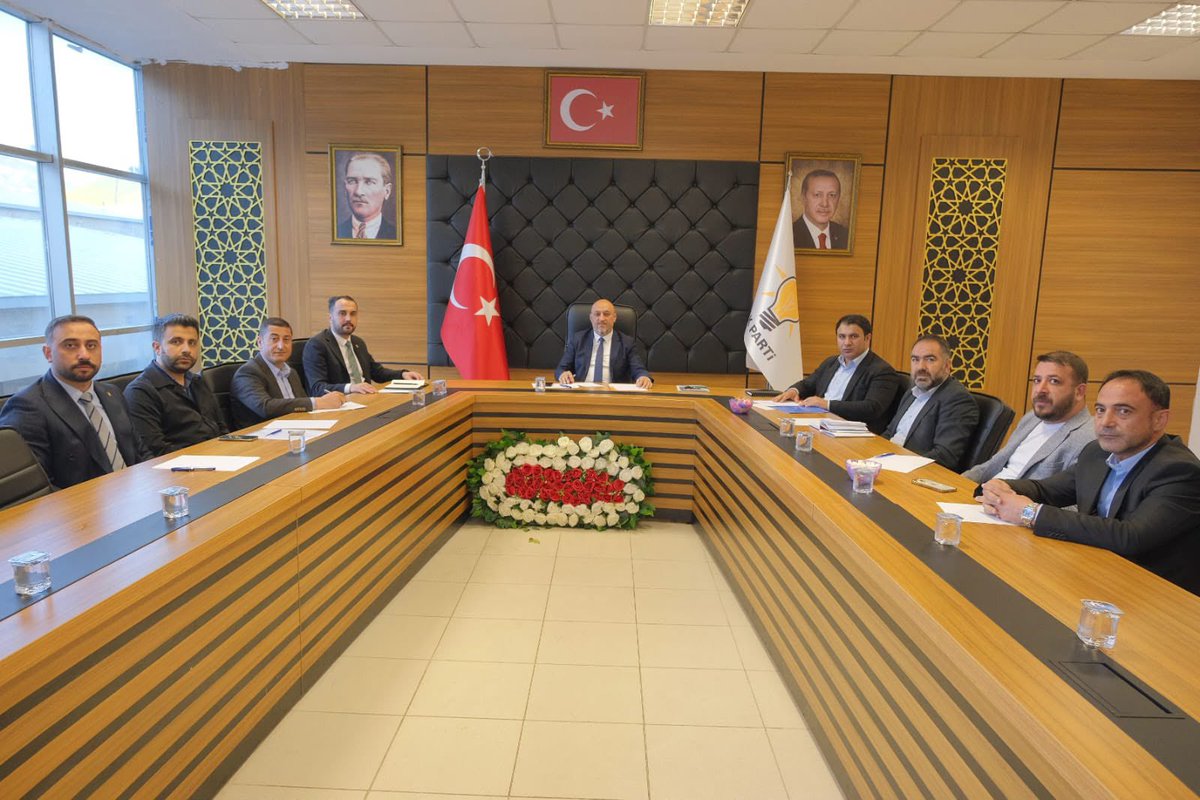 vahitorakk's tweet photo. 📍 AK PARTİ BİTLİS İL BAŞKANLIĞI

İl Başkanımız Sn. Engin GÜNCEOĞLU başkanlığında; aylık olağan İlçe Koordinatörleri toplantımızı gerçekleştirdik.

Güçlü teşkilat yapımızla sahadaki çalışmalarımızı değerlendirdik, ortak hedeflerimiz doğrultusunda yeni dönem planlamalarımızı ele aldık. Türkiye Yüzyılı vizyonuyla, milletimize hizmet etmeye kararlılıkla devam ediyoruz.

Durmak yok, yola devam!

@T_Bedirhanoglu @EnginGunceoglu @Ntanglay