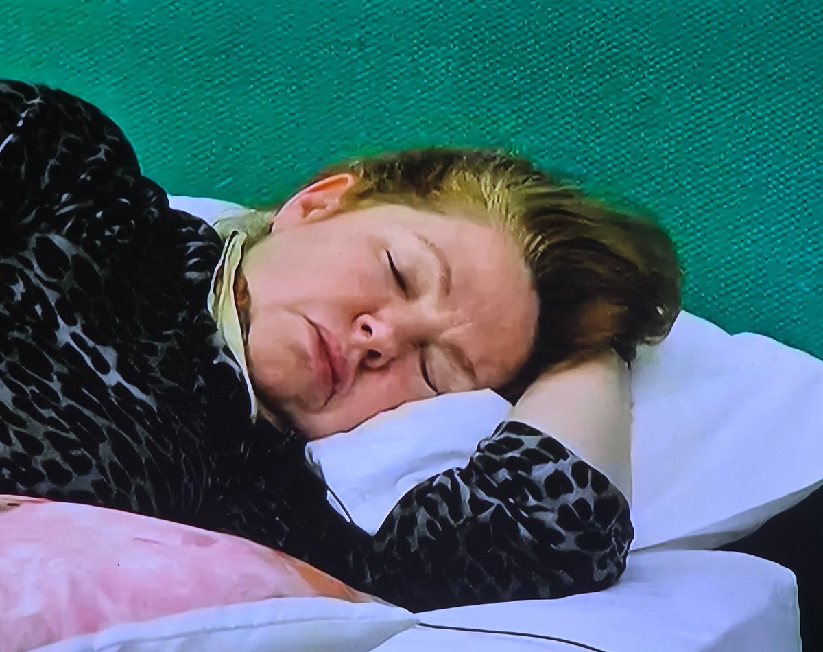 itslautrolo's tweet photo. alguien me explica A QUÉ ENTRARON? #GranHermano https://t.co/AVykUxx6Bv