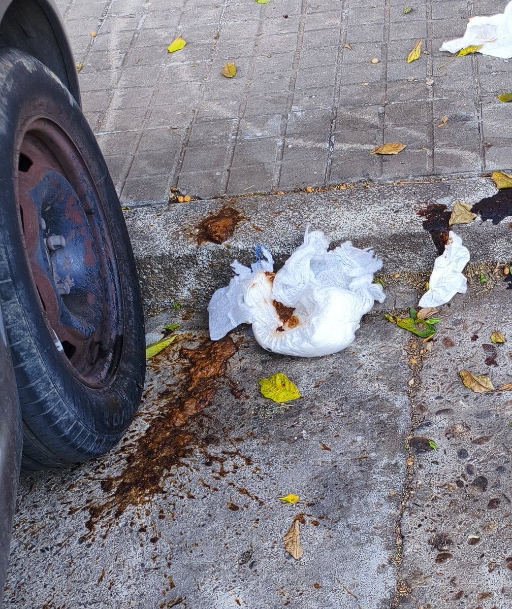 M_Mix88's tweet photo. @Mi_Barrio_Digno @LipasamSevilla @jlsanzalcalde @ManuelLoreto17 Perdona ?!?!

@LipasamSevilla por favor.
Esas sono 💩 de varios días.

Así no se puede 😩 https://t.co/GwFOH03JXO