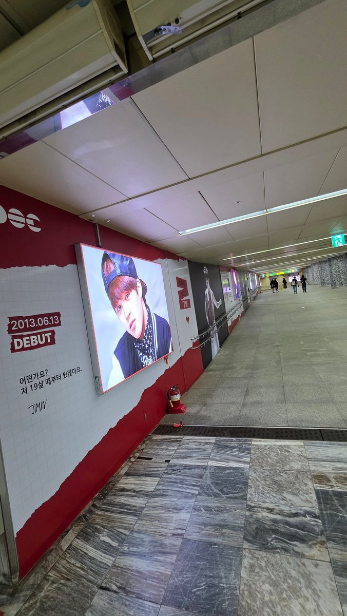 PJiminSupportBR's tweet photo. Para apoiar o show da turnê mundial 'ARIRANG' de Jimin em Busan e comemorar seu 13º aniversário de estreia, a maior intervenção artística em parede, com 200 metros de extensão e iluminação em 10 lados, criada pela @ALLFORJIMIN_KOR, está sendo instalada e é incrível!

✨️ 𝗝𝗜𝗠𝗜𝗡 𝗔𝗥𝗧𝗪𝗔𝗟𝗟 
𝟮𝟬𝟬𝙈 𝘿𝙊𝙐𝘽𝙇𝙀-𝙒𝘼𝙇𝙇 𝙁𝙐𝙇𝙇 𝙒𝙍𝘼𝙋𝙋𝙄𝙉𝙂 𝙎𝙐𝙋𝙋𝙊𝙍𝙏

🗓 Período: 1 de junho de 2026 (segunda-feira) a 30 de junho de 2026 (terça-feira), 1 mês 
📍 Local: Estação Complexo Esportivo, Linha 3 do Metrô de Busan