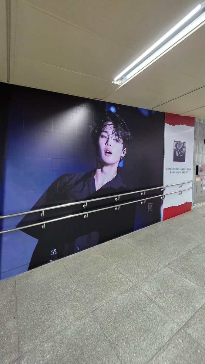 PJiminSupportBR's tweet photo. Para apoiar o show da turnê mundial 'ARIRANG' de Jimin em Busan e comemorar seu 13º aniversário de estreia, a maior intervenção artística em parede, com 200 metros de extensão e iluminação em 10 lados, criada pela @ALLFORJIMIN_KOR, está sendo instalada e é incrível!

✨️ 𝗝𝗜𝗠𝗜𝗡 𝗔𝗥𝗧𝗪𝗔𝗟𝗟 
𝟮𝟬𝟬𝙈 𝘿𝙊𝙐𝘽𝙇𝙀-𝙒𝘼𝙇𝙇 𝙁𝙐𝙇𝙇 𝙒𝙍𝘼𝙋𝙋𝙄𝙉𝙂 𝙎𝙐𝙋𝙋𝙊𝙍𝙏

🗓 Período: 1 de junho de 2026 (segunda-feira) a 30 de junho de 2026 (terça-feira), 1 mês 
📍 Local: Estação Complexo Esportivo, Linha 3 do Metrô de Busan