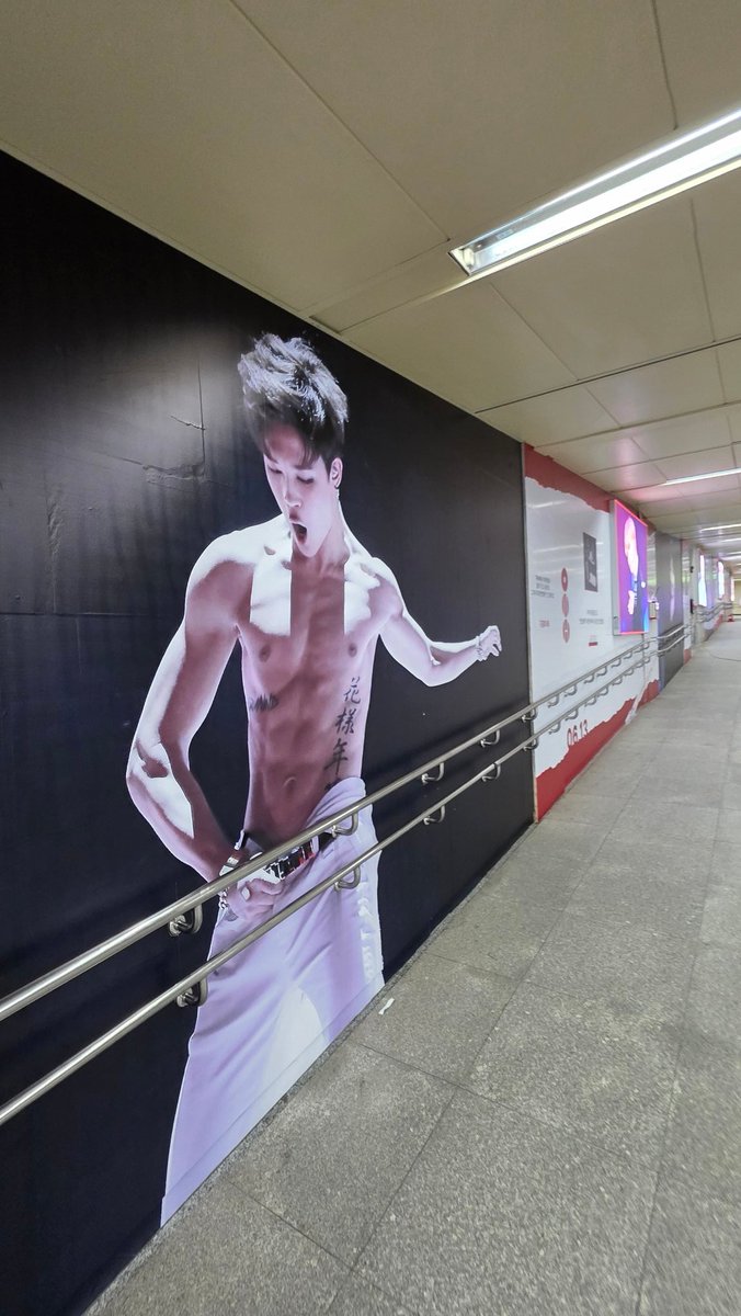 PJiminSupportBR's tweet photo. Para apoiar o show da turnê mundial 'ARIRANG' de Jimin em Busan e comemorar seu 13º aniversário de estreia, a maior intervenção artística em parede, com 200 metros de extensão e iluminação em 10 lados, criada pela @ALLFORJIMIN_KOR, está sendo instalada e é incrível!

✨️ 𝗝𝗜𝗠𝗜𝗡 𝗔𝗥𝗧𝗪𝗔𝗟𝗟 
𝟮𝟬𝟬𝙈 𝘿𝙊𝙐𝘽𝙇𝙀-𝙒𝘼𝙇𝙇 𝙁𝙐𝙇𝙇 𝙒𝙍𝘼𝙋𝙋𝙄𝙉𝙂 𝙎𝙐𝙋𝙋𝙊𝙍𝙏

🗓 Período: 1 de junho de 2026 (segunda-feira) a 30 de junho de 2026 (terça-feira), 1 mês 
📍 Local: Estação Complexo Esportivo, Linha 3 do Metrô de Busan
