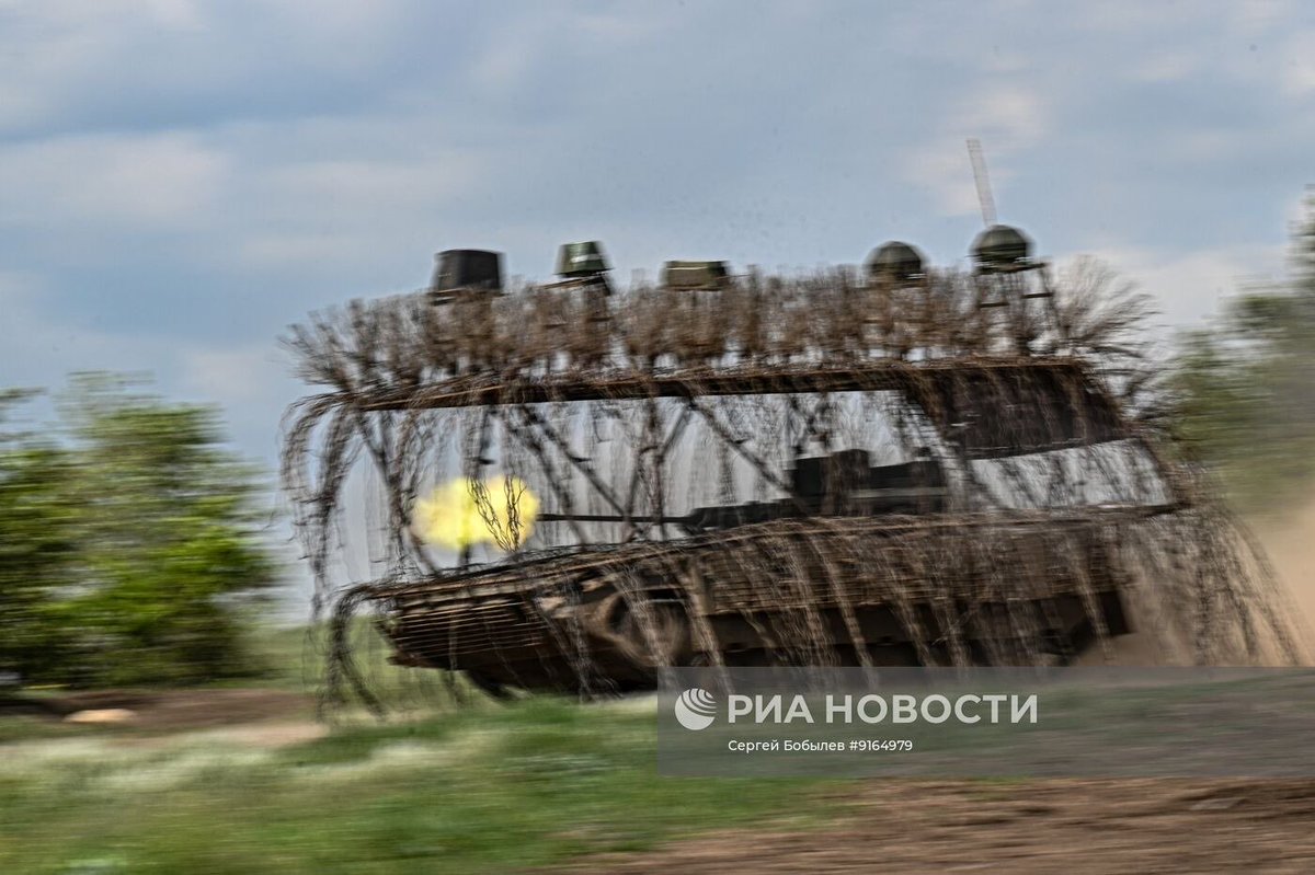 JanR210's tweet photo. 🇷🇺 7 Motor Rifle Brigade. 
T-80BVM tank and BMP-2 IFV. https://t.co/AKQaDY6cnT
