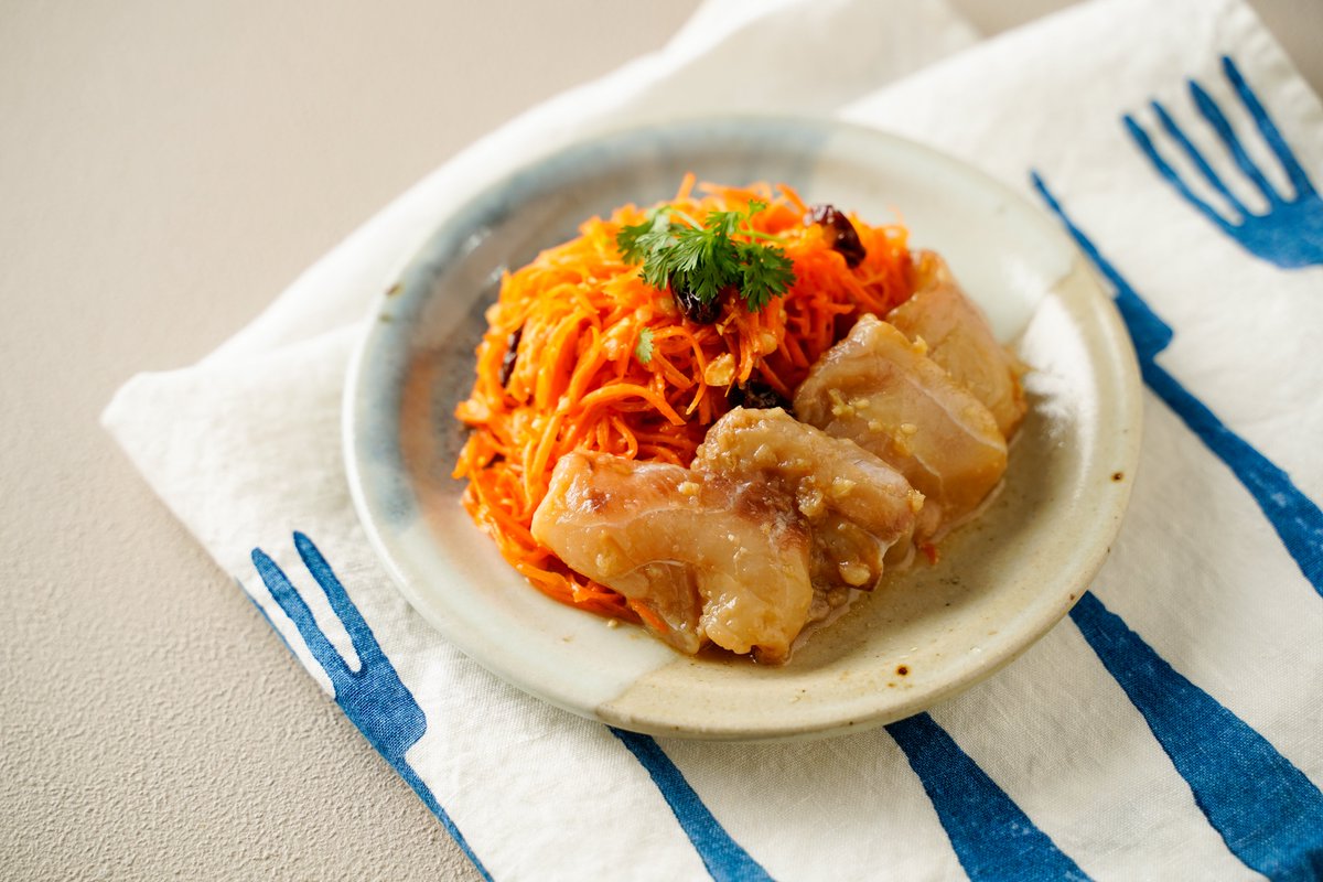fishlle's tweet photo. #フィシュルアレンジレシピ

＼ あまりがちな人参でおしゃれ副菜🥕✨ ／
黒酢キャロットラペ🐟

・【中華風黒酢マリネ】：1袋
・にんじん：1本
・レーズン：10g程度
・カシューナッツ：20g程度
・パクチー：適量
・塩：小さじ1/2
・A 米酢：大さじ2
・A ごま油：大さじ1
・A 塩：小さじ1/2
・A 白胡椒：適量

ぜひ作ってみてください👀

詳しいレシピ⬇️
https://t.co/cwQXiM0Pb2
#にんじん #簡単レシピ